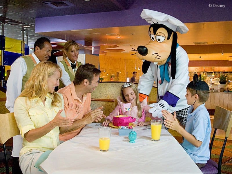 refeições com os personagens Disney
