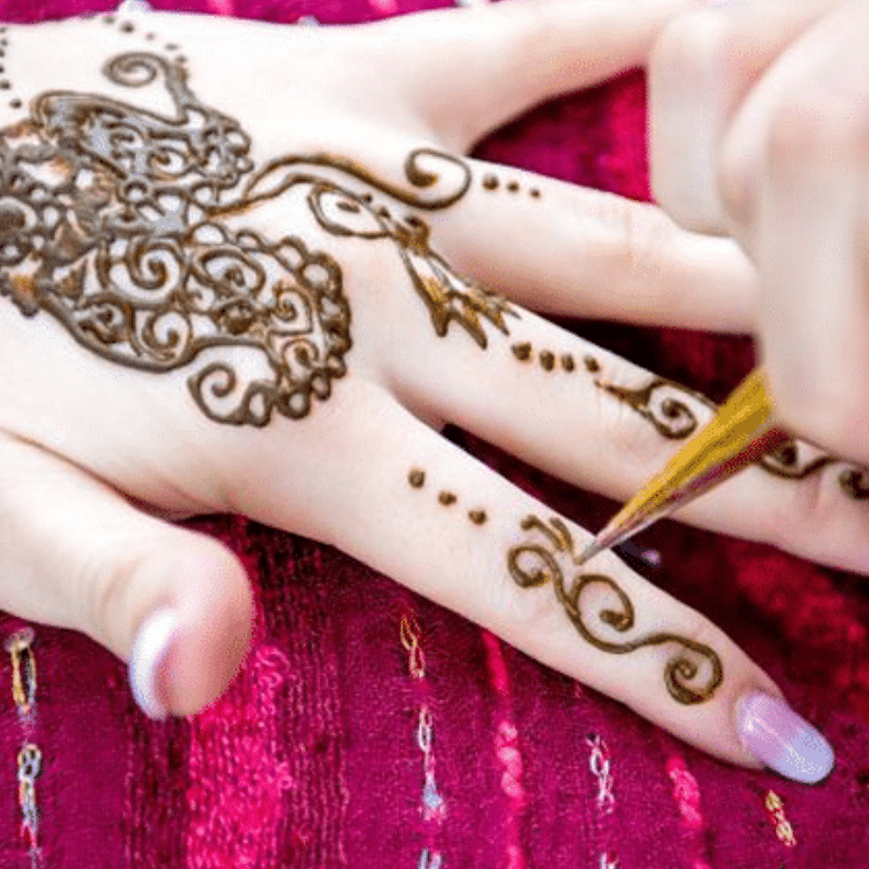 Tatuagem de henna no deserto